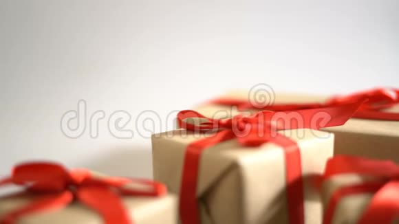 女性手提圣诞礼盒视频的预览图