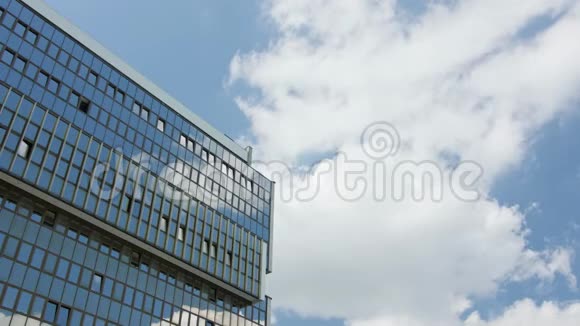 蓝天白云覆盖着现代建筑视频的预览图