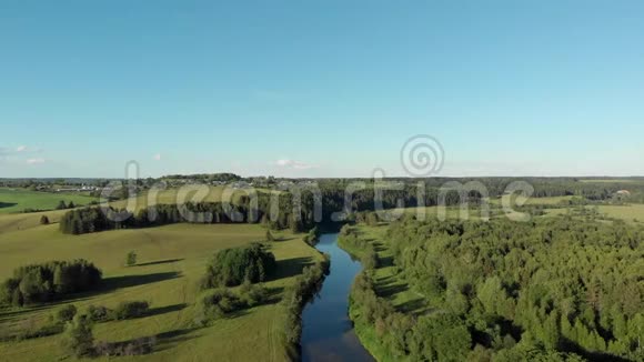 蜿蜒流过田野和森林的河流的俯视图视频的预览图