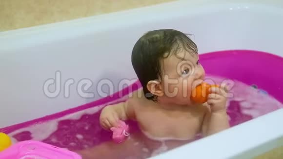 可爱的蹒跚学步的女孩洗澡视频的预览图