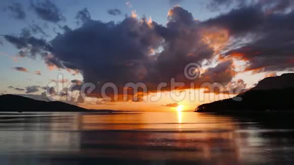 秋天五彩缤纷的爱琴海日落视频的预览图
