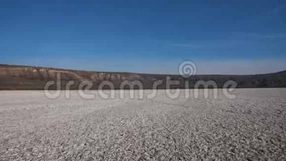 高山上晒得焦黑的沙漠在地表上空飞行视频的预览图