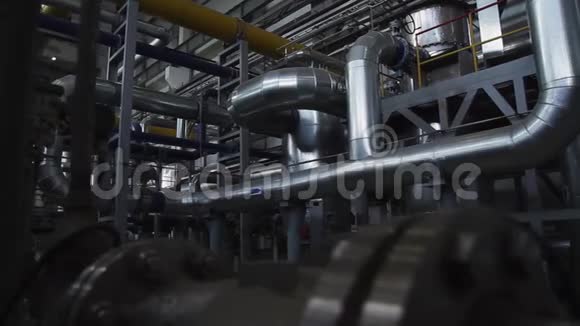 电力站场景发电厂内部的全景工业工厂的管道视频的预览图