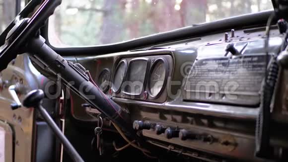 旧卡车仪表板测速仪等指标老式军用车辆视频的预览图