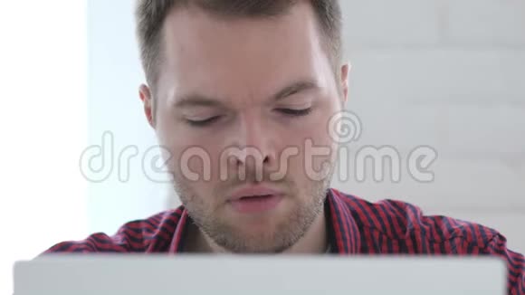 年轻人在工作时咳嗽视频的预览图