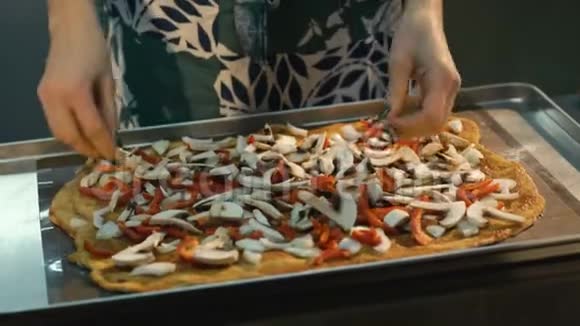 酋长的手做大披萨4K视频的预览图