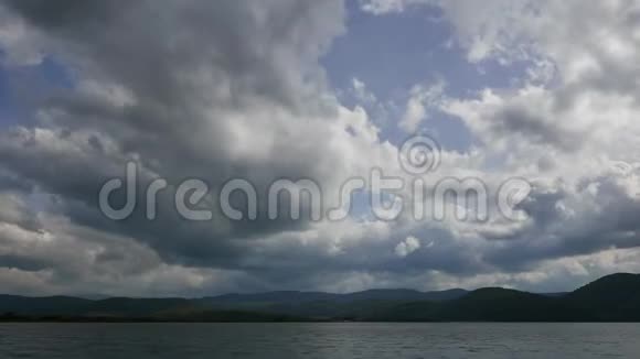 阿克雅卡海岸线多云天18时视频的预览图