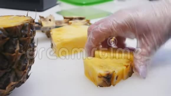 一个人在厨房切菠萝视频的预览图