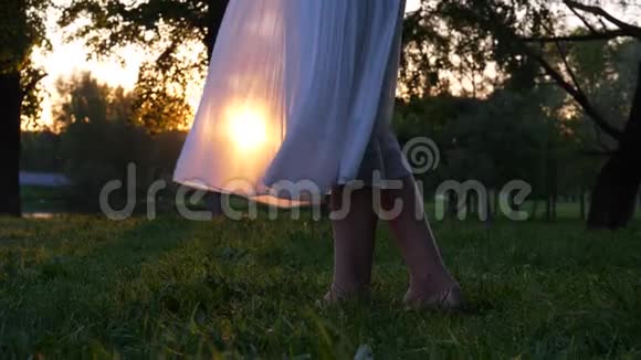 阳光透过透明的白色飞裙照出女人双腿合拢视频的预览图