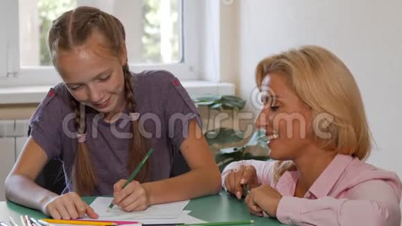 快乐成熟的女老师和她的学生一起画画视频的预览图