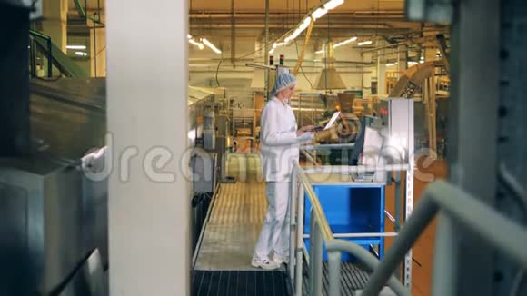 生产工厂和一名女工正在驾驶笔记本电脑视频的预览图