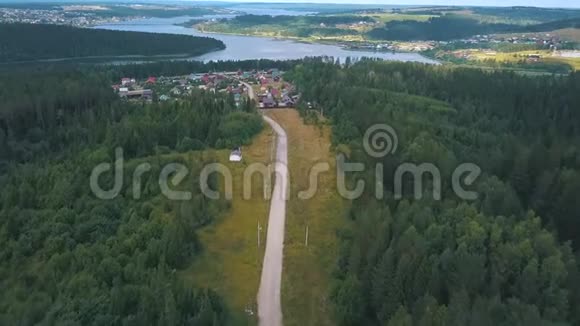 空中村路穿过森林和田野剪辑在村里穿过森林的道路空中景观视频的预览图
