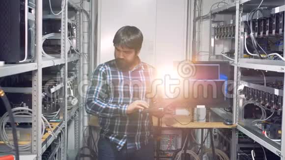 计算机工程师在一个加密货币采矿场工作视频的预览图