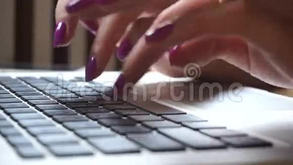 女孩在键盘上录音视频的预览图