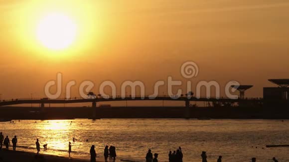 日落的人群在海滩上剪影视频的预览图