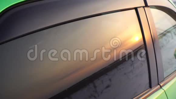 日落日出反射在车窗冬季4k的美丽日落视频的预览图