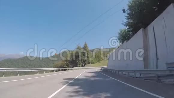 从缆车上行驶在高速公路上在缆车下被乔灌木覆盖的美丽山脉上的景色视频的预览图