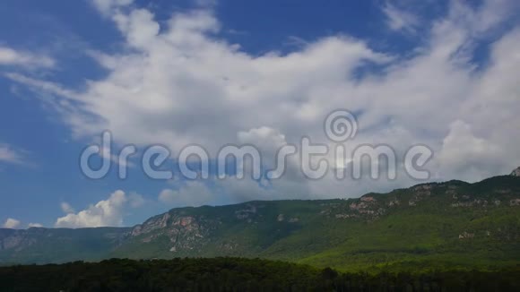 坂山上空的云视频的预览图