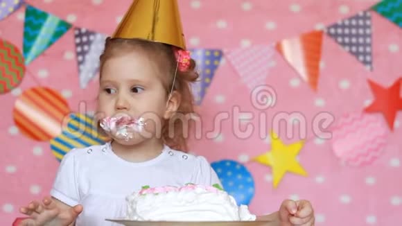 生日快乐一个可爱的小女孩吃一个脏脸和脏手的蛋糕视频的预览图