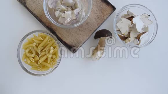 茯苓蘑菇奶油面食的最佳原料视频的预览图