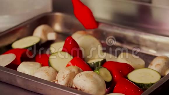 在烤架上煮蔬菜视频的预览图