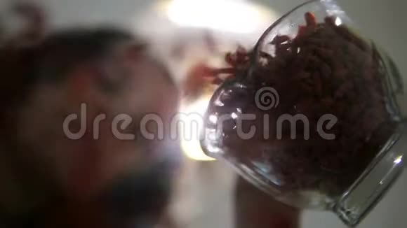 年轻女子在玻璃碗里撒果酱浆果视频的预览图