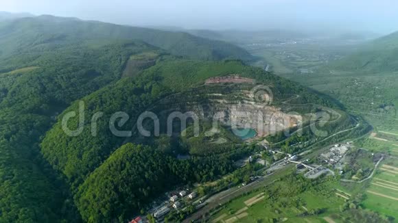 从空气中提取石头或岩石的采石视频的预览图