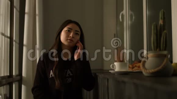 有魅力的亚洲女孩在用手机说话视频的预览图
