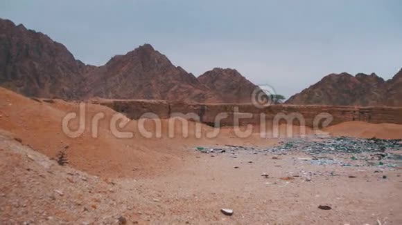 埃及沙漠中的碎片视频的预览图