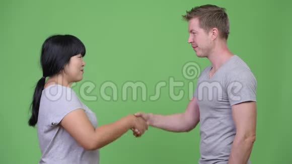 年轻的多民族夫妇一起握手视频的预览图