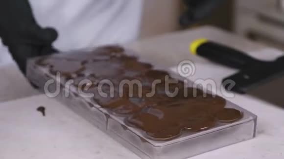 在白碗中从烘焙形式中倒入过量巧克力的过程烹饪甜点的概念视频的预览图