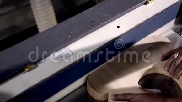 人在工业机器上研磨木制品的特写行动木匠用胶带打磨木制产品视频的预览图