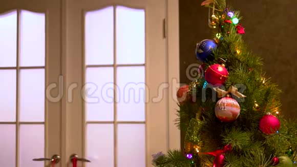 装饰的新年树和圣诞礼物视频的预览图