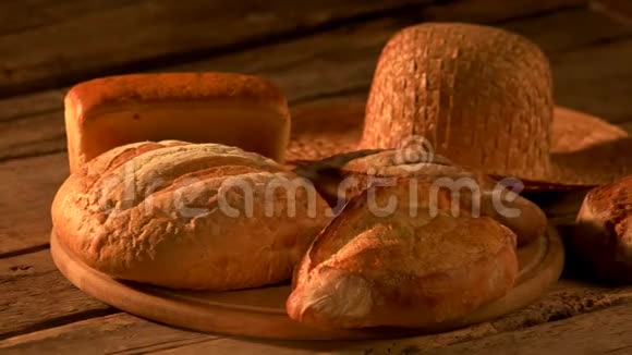 一套刚烤好的面包在乡村背景上视频的预览图