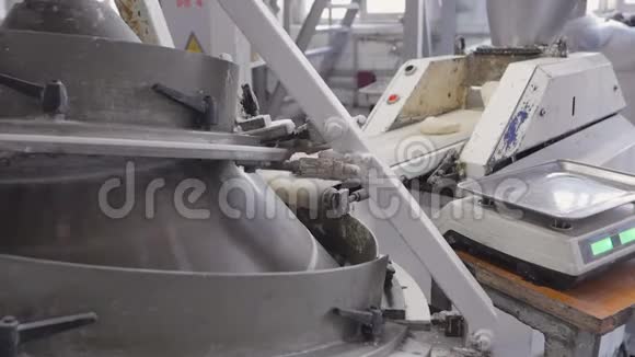 为烘焙面包准备面团面包的自动化生产带面包的传送带面包生产设备视频的预览图
