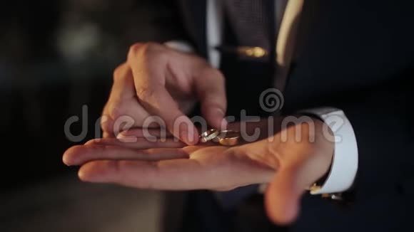 婚礼概念新郎手捧金戒指视频的预览图