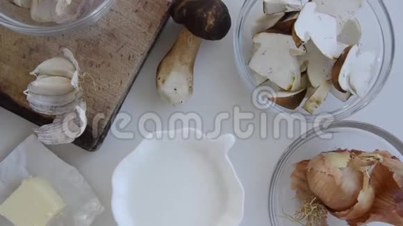 茯苓蘑菇奶油面食的最佳原料视频的预览图