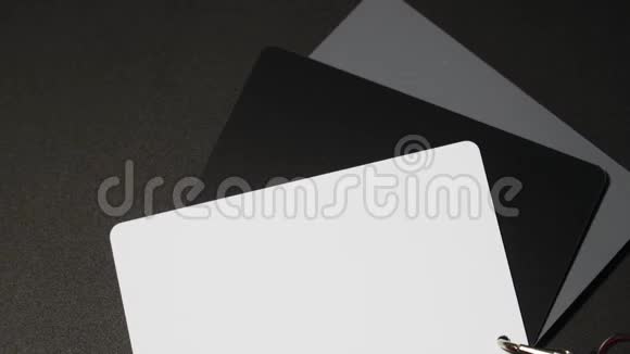 白色灰色和黑色平衡卡摄影视频的预览图