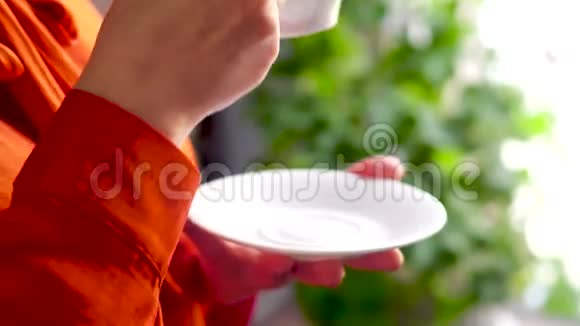 女人拿着茶杯手里拿着盘子视频的预览图