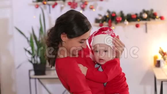 一位母亲带着一个新生婴儿在家过圣诞节的肖像视频的预览图