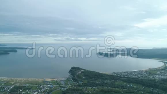 阴天用绿松石水在夏季的海湾上空拍摄视频的预览图