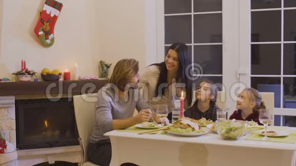 幸福的家庭在节日的餐桌上庆祝圣诞节视频的预览图