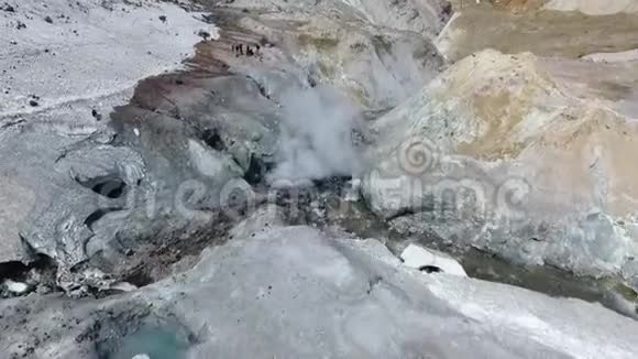 埃贝科火山斜坡上的火山活动富马油硫和热气视频的预览图