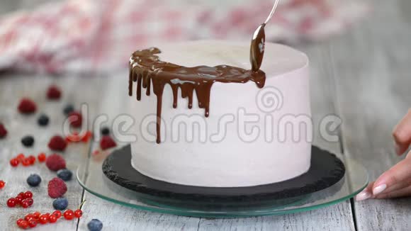 巧克力蛋糕上的糖霜白色蛋糕上覆盖着巧克力和奶油巧克力蛋糕装饰视频的预览图