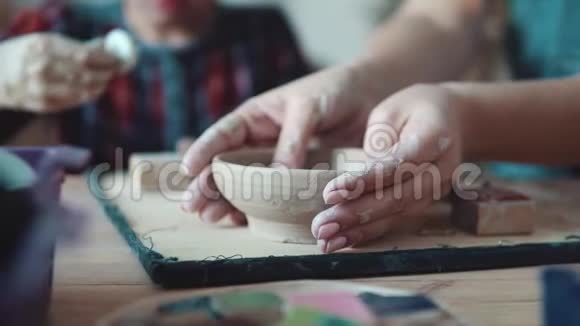女孩做工艺粘土板女人手特写手工粘土盘视频的预览图