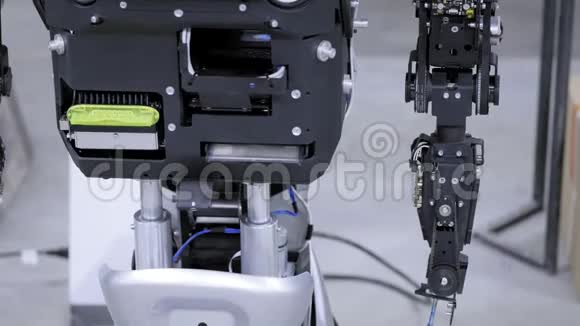 生产中拆卸机器人机器人准备装配举手生产机器人的工厂视频的预览图