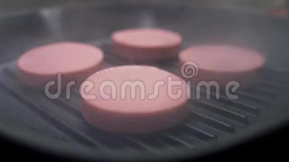 美味的香肠串用大量的烟在烤盘上烤在热锅上烹饪用肉做食谱视频的预览图