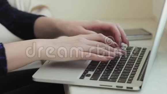 女人的手放在键盘上的特写镜头视频的预览图