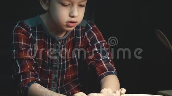 小朋友学着做波特的轮子这孩子用粘土做他的第一件工艺品视频的预览图