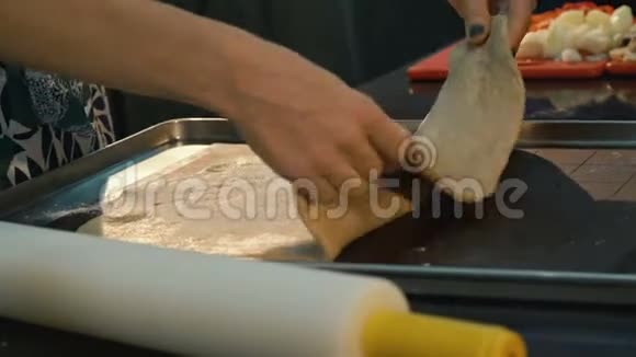 厨师用4K金属钢包准备披萨面团视频的预览图